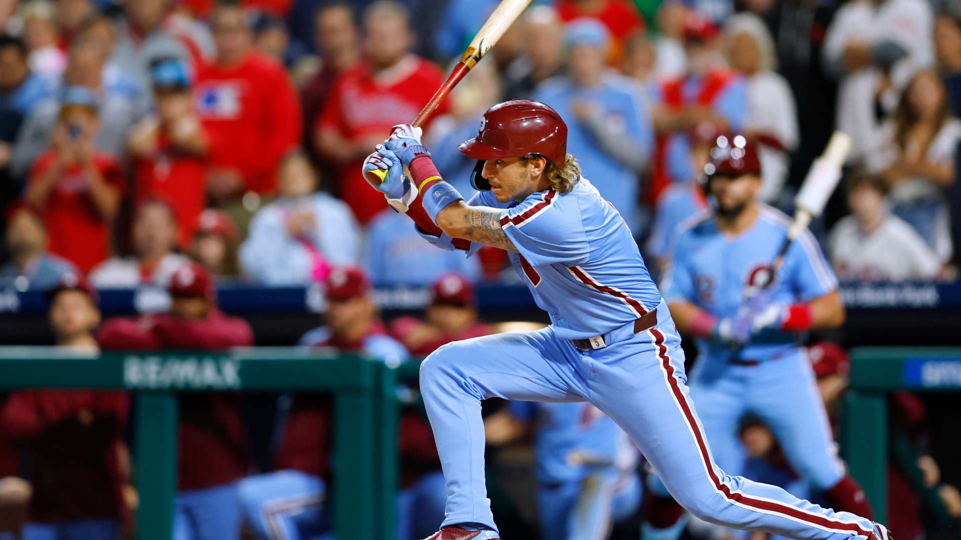 印尼东努沙登加拉省勒沃托比火山喷发 附近机场关闭一天.